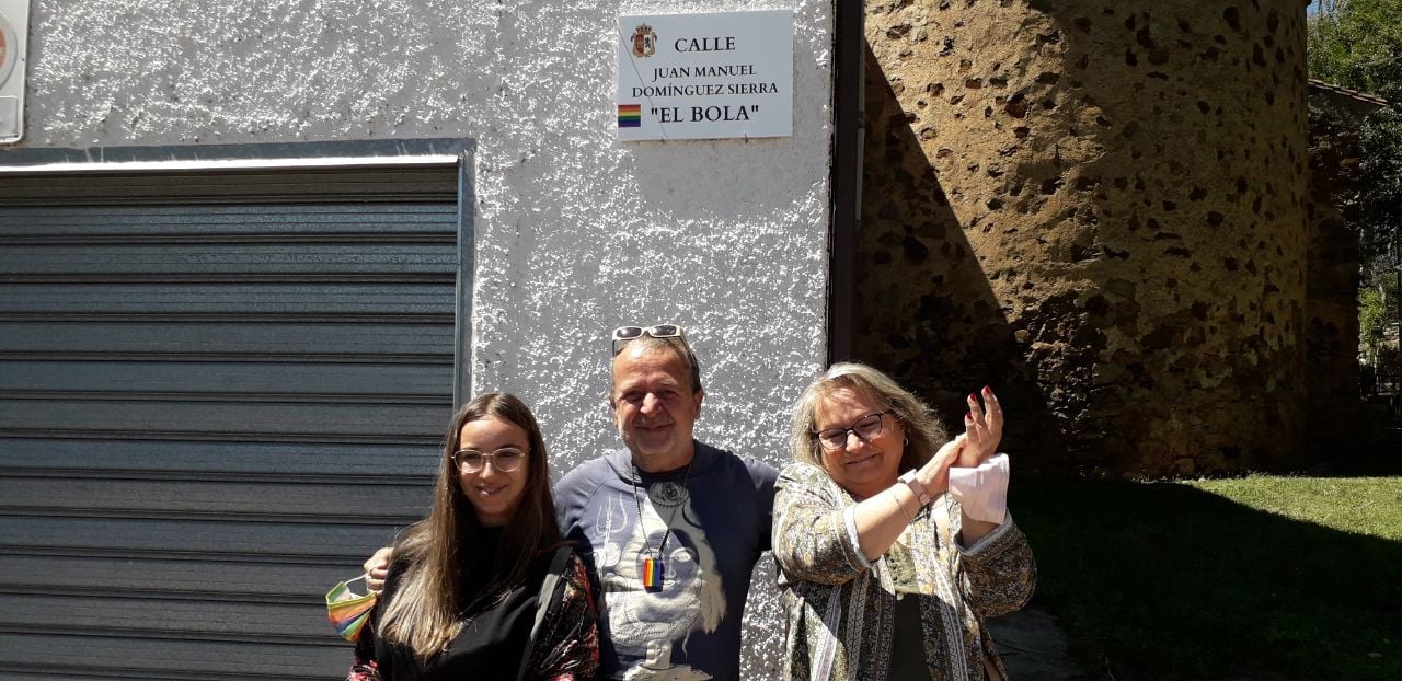 Cáceres reconoce la figura de Juan Manuel Domínguez Sierra 'El Bola' dando su nombre a una calle en el barrio de San Blas Cáceres reconoce la figura de Juan Manuel Domínguez Sierra 'El Bola' dando su nombre a una calle en el barrio de San Blas