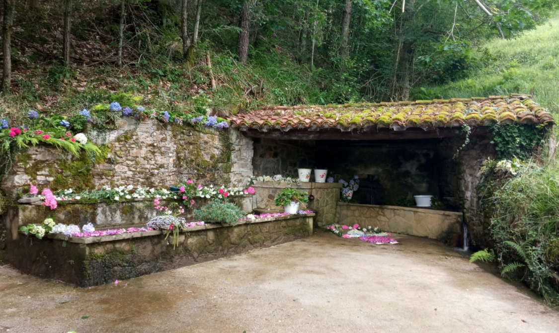 La fuente de Beronda gana el concurso de enramáu del concejo de Piloña La fuente de Beronda gana el concurso de enramáu del concejo de Piloña