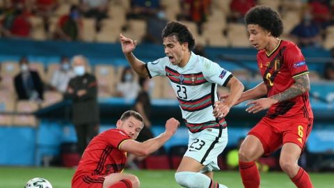 Joao Félix disputa un balón en el duelo de Portugal ante Bélgica