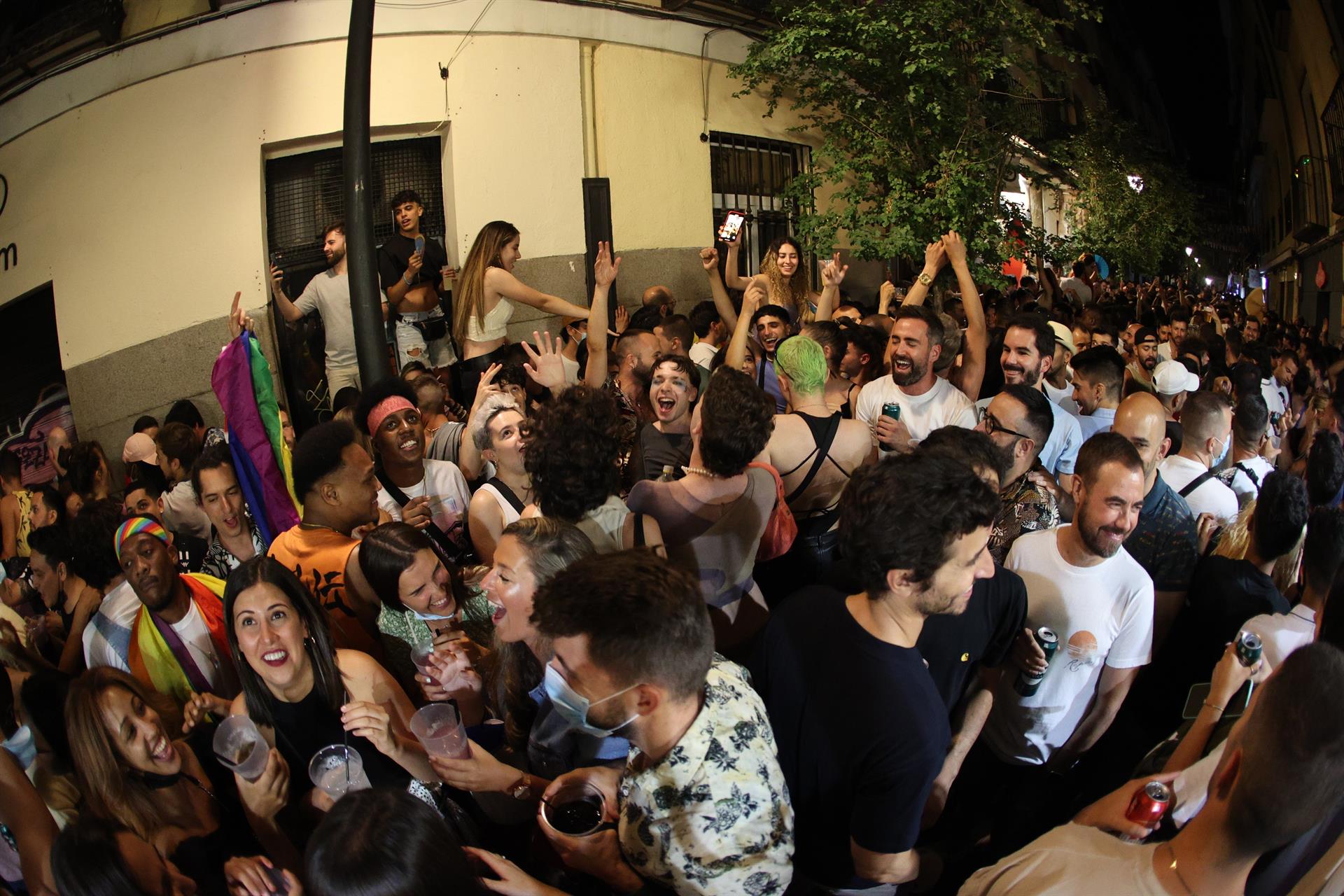 Chueca despide el Orgullo con una nueva noche de aglomeraciones en sus calles Chueca despide el Orgullo con una nueva noche de aglomeraciones en sus calles