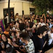 Chueca despide el Orgullo con una nueva noche de aglomeraciones en sus calles 