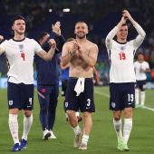 Los jugadores de Inglaterra celebran su pase a semifinales tras derrotar a Ucrania en los cuartos de final de la Eurocopa