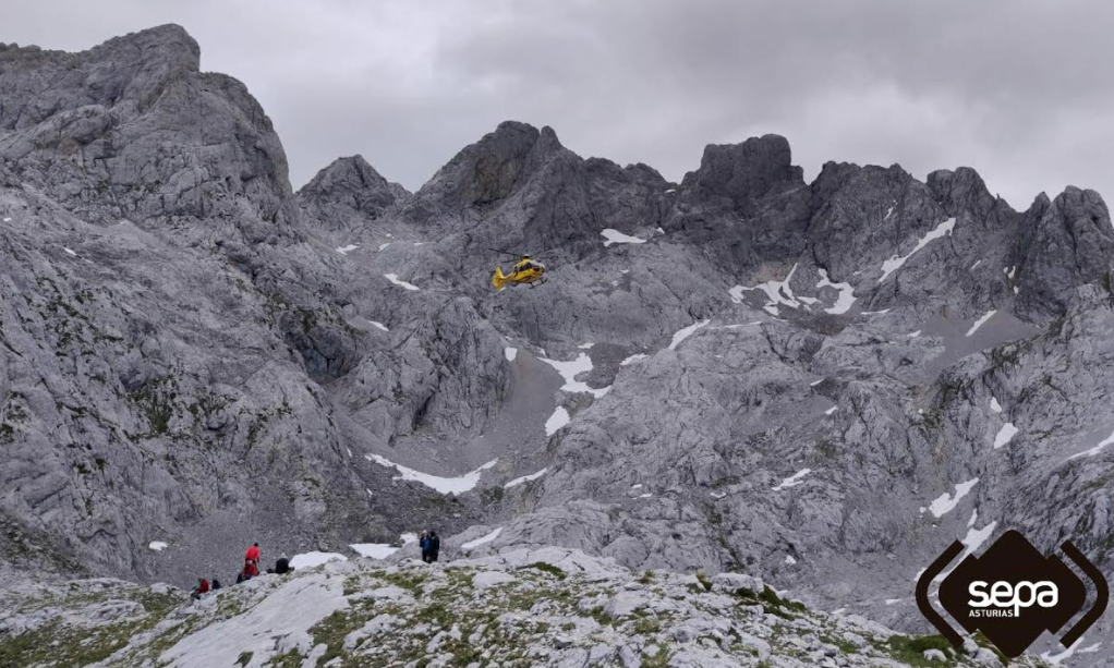 Rescatados dos excursionistas en Amieva y Cabrales tras sufrir sendas caídas Rescatados dos excursionistas en Amieva y Cabrales tras sufrir sendas caídas