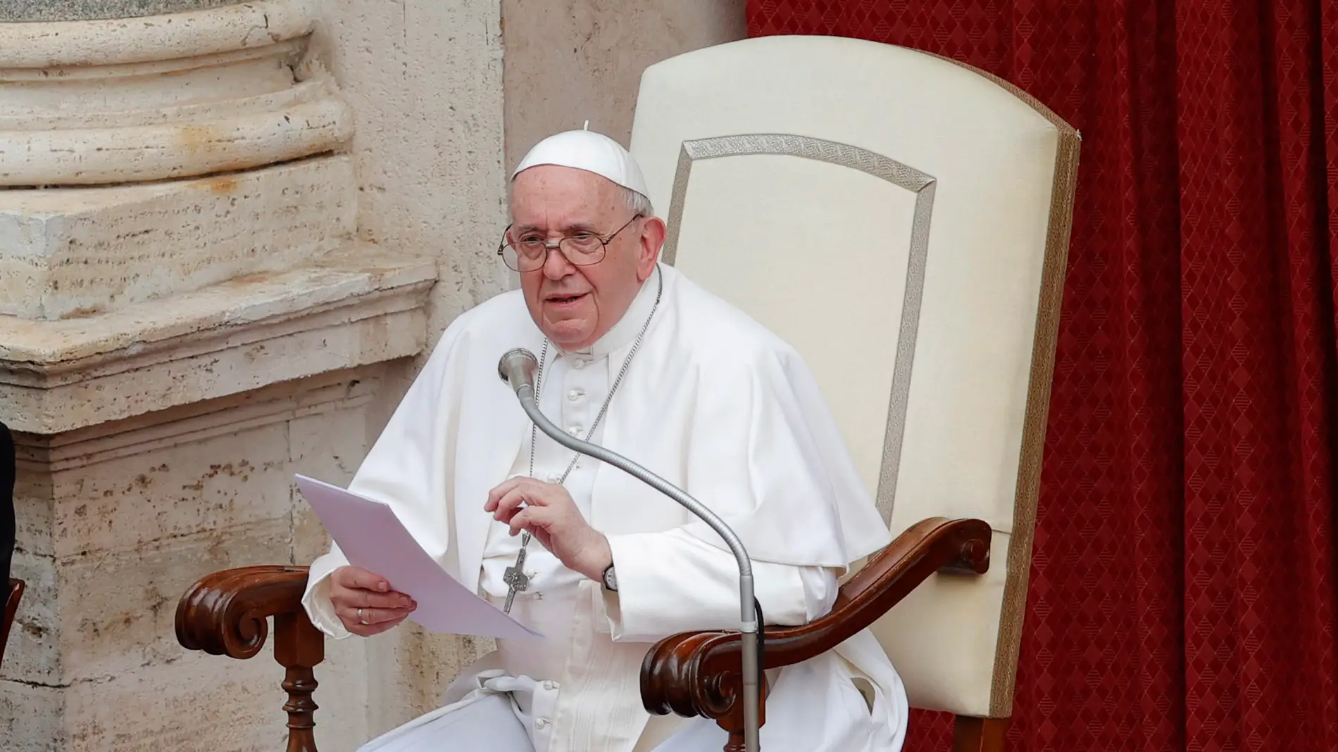 El papa Francisco, hospitalizado en Roma para ser operado de un problema de colon