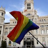 La marcha del Orgullo a su paso por el Ayuntamiento de Madrid