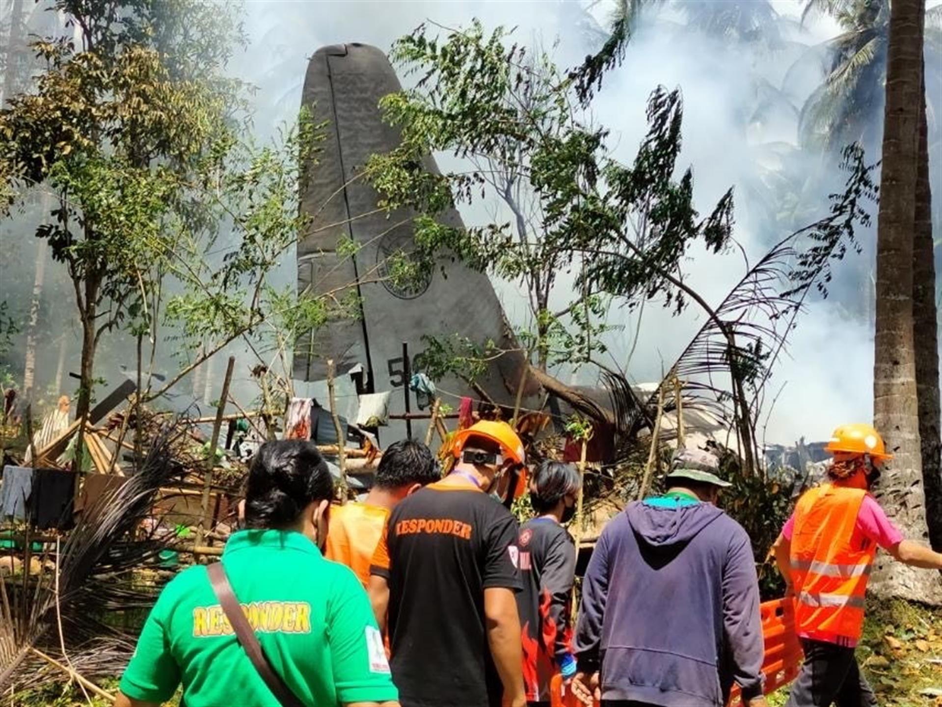 Al menos 29 muertos y 50 heridos al estrellarse un avión militar en el sur de Filipinas Al menos 29 muertos y 50 heridos al estrellarse un avión militar en el sur de Filipinas
