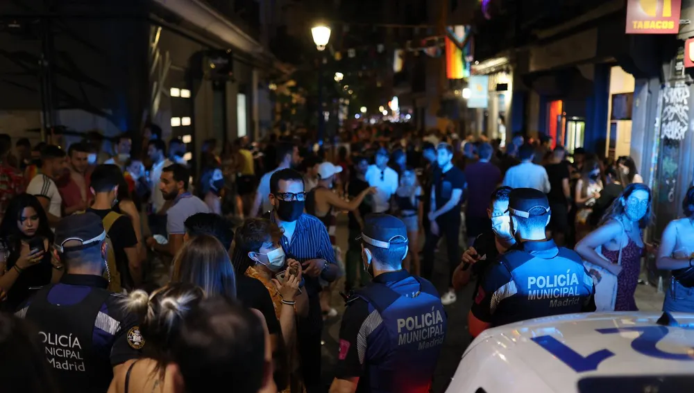 La Policía Nacional controla las calles del barrio madrileño de Chueca en el día del Orgullo LGTBI