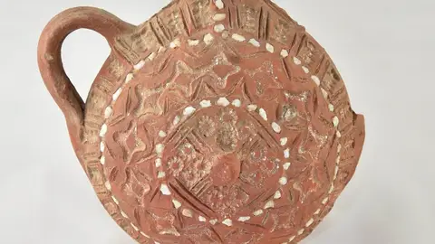 El Museo de Cáceres muestra como pieza del mes de julio una cantimplora de cerámica "enchinada" del siglo XVI El Museo de Cáceres muestra como pieza del mes de julio una cantimplora de cerámica "enchinada" del siglo XVI