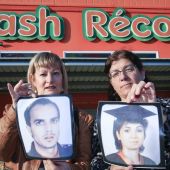 Familiares de las víctimas posan con sus fotografías