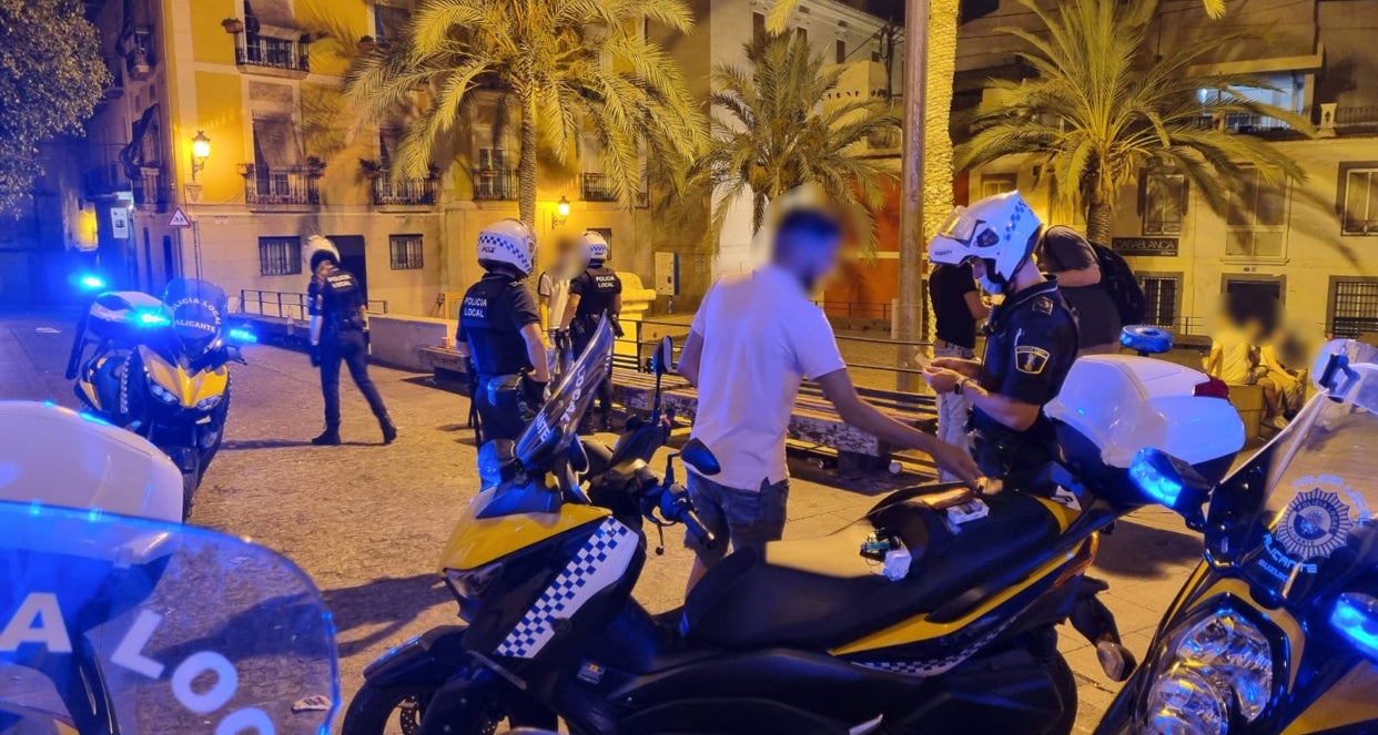 La Policía Local va a reforzar el operativo preventivo de control del botellón con más agentes La Policía Local va a reforzar el operativo preventivo de control del botellón con más agentes
