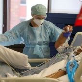 Un médico atiende a un paciente