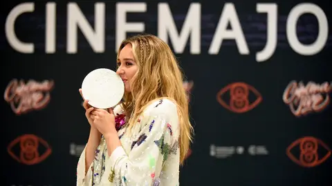 La actriz Paula Usero sostiene su premio 'Un futuro de cine' en el Festival Cinema Jove La actriz Paula Usero sostiene su premio 'Un futuro de cine' en el Festival Cinema Jove