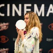 La actriz Paula Usero sostiene su premio 'Un futuro de cine' en el Festival Cinema Jove