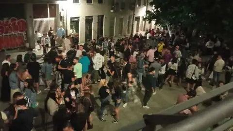Desmadre en la calle y sin Policía Botellón descontrolado en Ourense