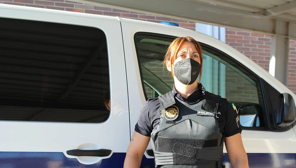 Agente de la Policía Local de Novelda con uno de los chalecos antibalas adquiridos. 