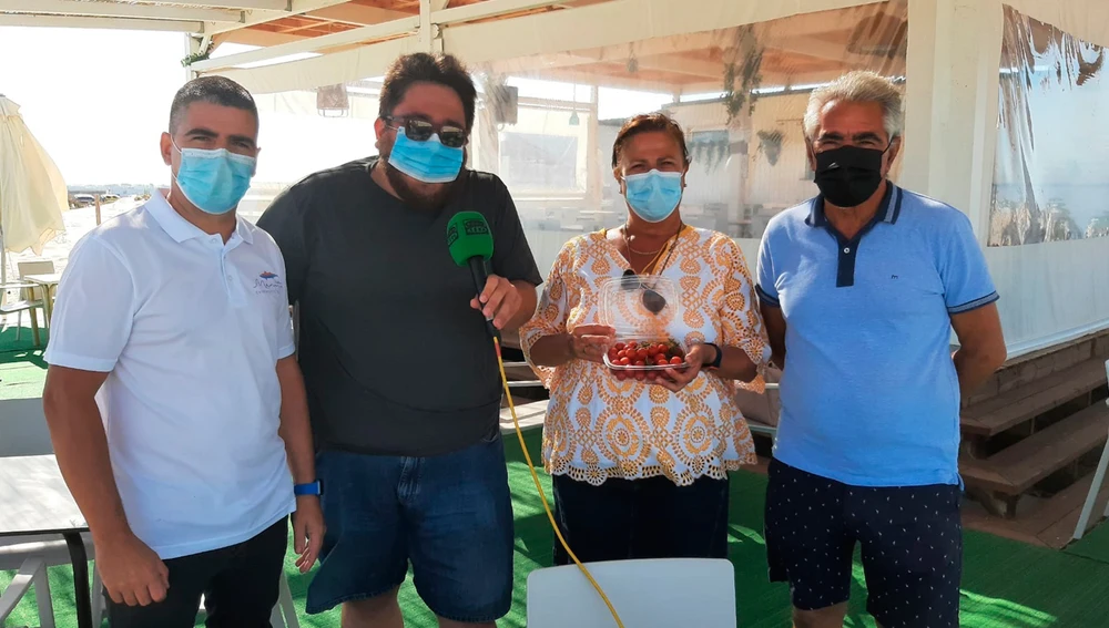 Jorge Rubio, Jaime Álvarez y su madre Toñi en el chiringuito Manito Beach de San Fernando