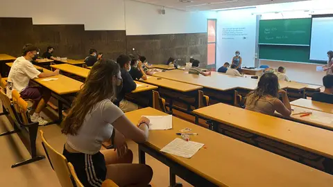 Imagen de archivo de alumnos realizando los exámenes de las PAU. 