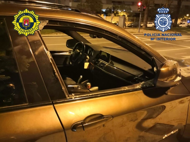 Agentes de la policía Local y Nacional detienen a un individuo por robar en el interior de vehículos Agentes de la policía Local y Nacional detienen a un individuo por robar en el interior de vehículos
