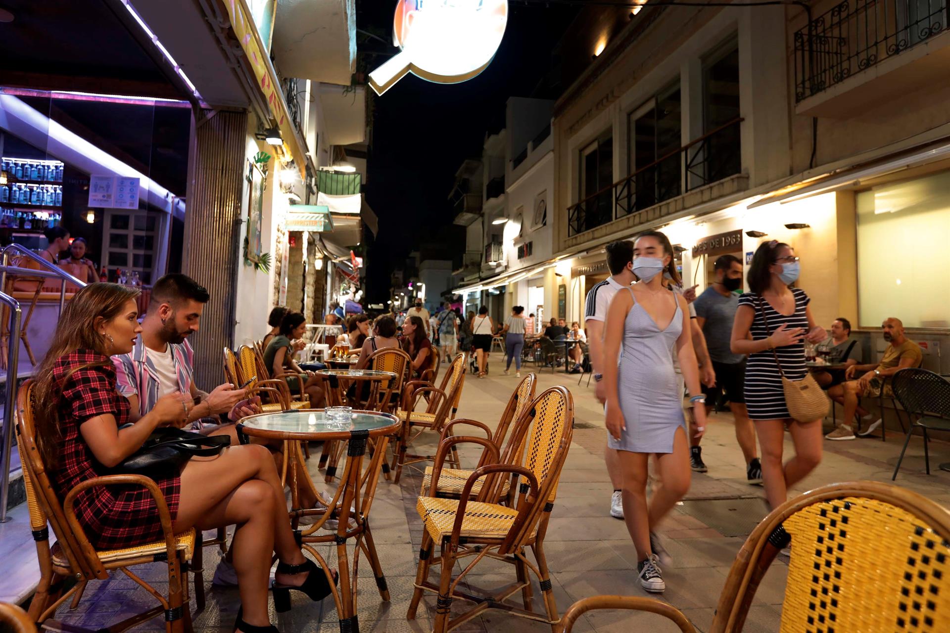 Cataluña reabre el ocio nocturno en exteriores hasta las 03:00h Cataluña reabre el ocio nocturno en exteriores hasta las 03:00h