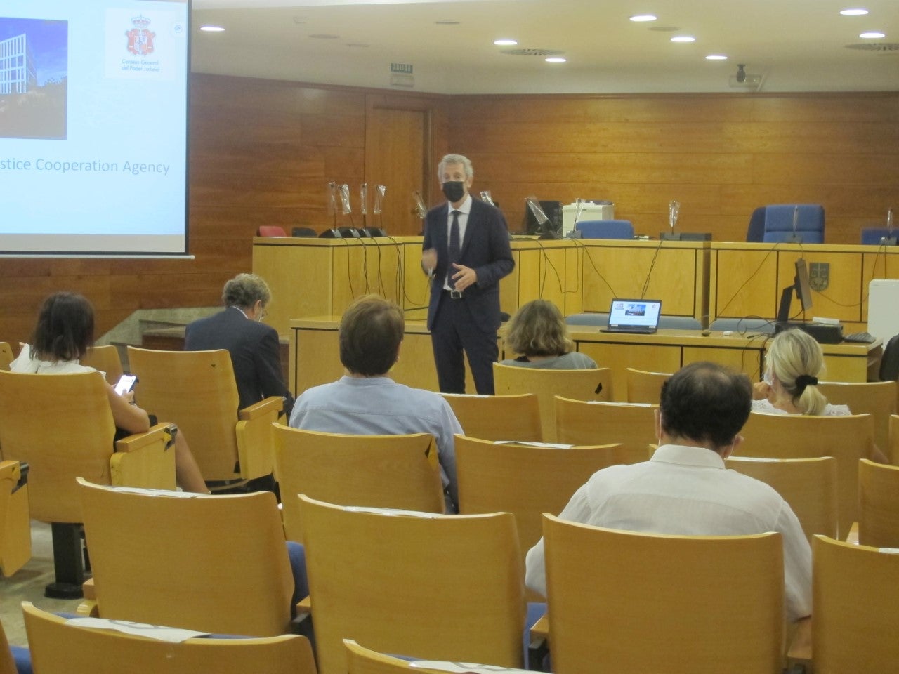 El magistrado José de la Mata se reúne con jueces y magistrados de Alicante para promover la cooperación judicial penal contra la delincuencia internacional El magistrado José de la Mata se reúne con jueces y magistrados de Alicante para promover la cooperación judicial penal contra la delincuencia internacional