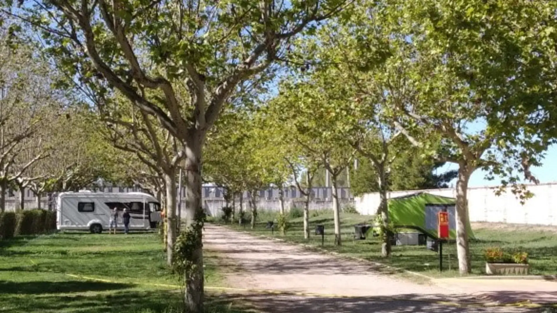 El Ayuntamiento prevé instalar bungalows y reparcelar la zona de caravanas