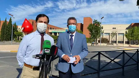 Moreno junto al portavoz local del PP a las puertas del Mancha Centro Moreno junto al portavoz local del PP a las puertas del Mancha Centro