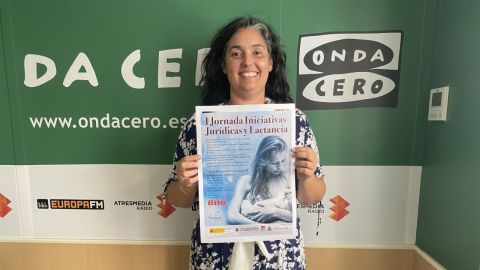 Ana&iacute;s Ferr&aacute;ndez posa con el cartel del evento. 