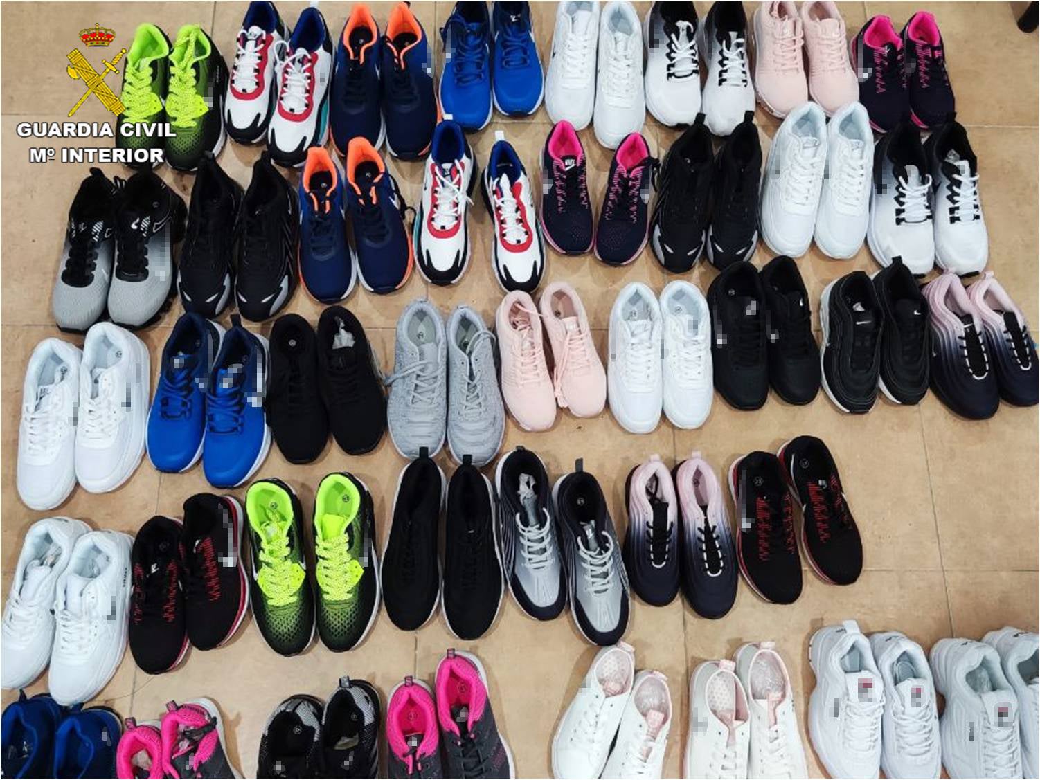 La Guardia Civil incauta casi 3.500 prendas de ropa en un mercadillo de Guardamar La Guardia Civil incauta casi 3.500 prendas de ropa en un mercadillo de Guardamar