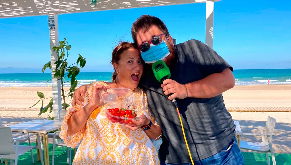 Jaime Álvarez y su madre, Toñi, en el chiringuito Manito Beach de San Fernando