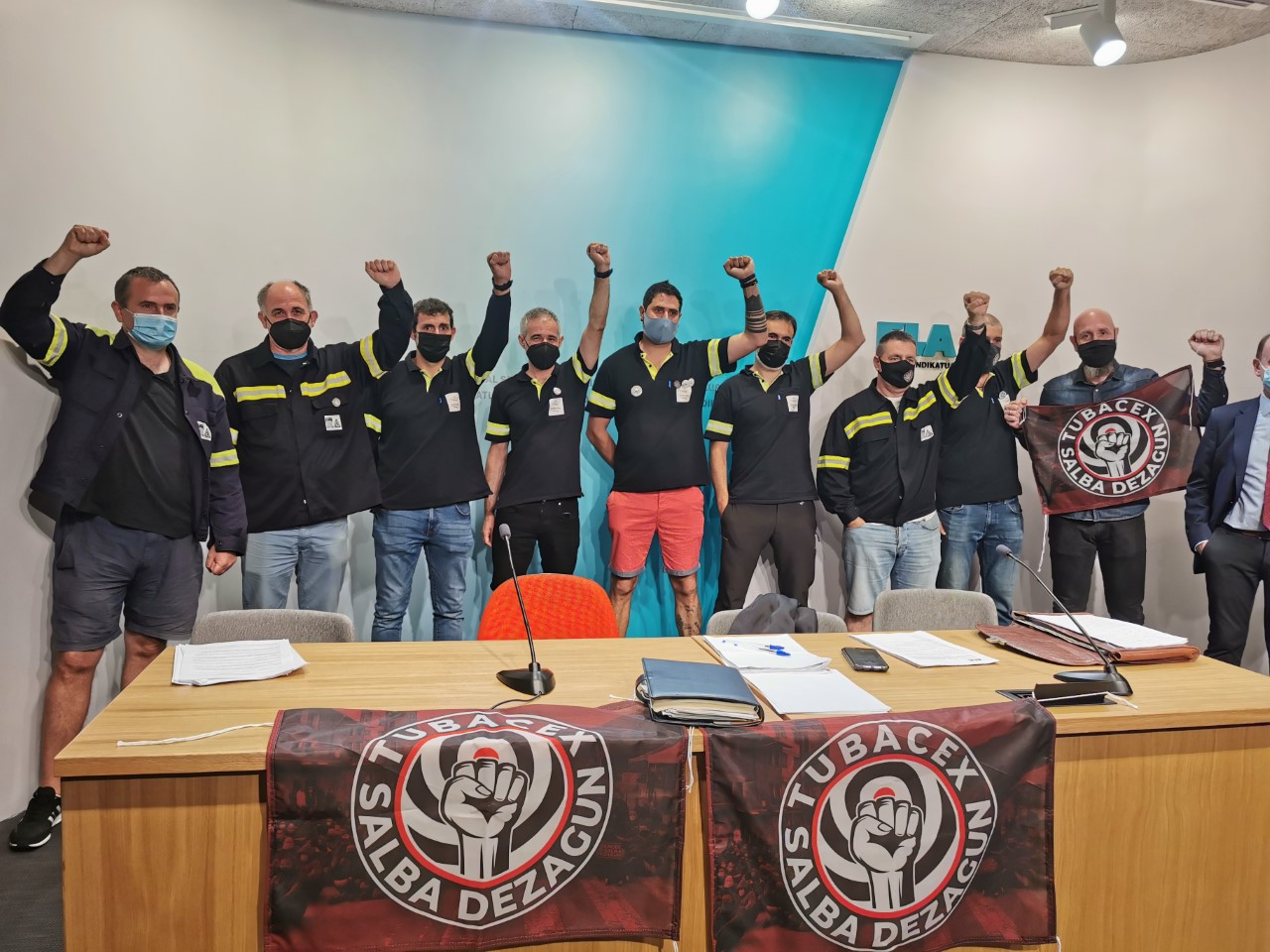 Los trabajadores de Tubacex exigen a la empresa que readmitan a los trabajadores despedidos en las mismas condiciones. Los trabajadores de Tubacex exigen a la empresa que readmitan a los trabajadores despedidos en las mismas condiciones.