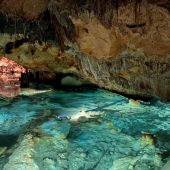 El lago interior es una de las atracciones de la cueva situada en Ciutadella. 