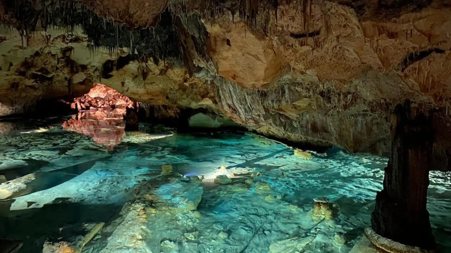 El lago interior es una de las atracciones de la cueva situada en Ciutadella. 