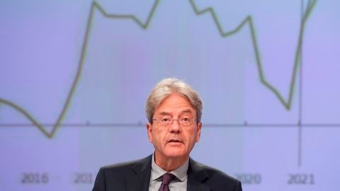 El comisario europeo de Econom&iacute;a, Paolo Gentilon, en la presentaci&oacute;n de las previsiones para la Eurozona.