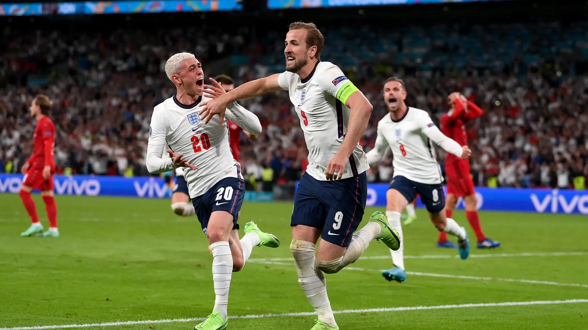 Harry Kane celebra un gol con Foden