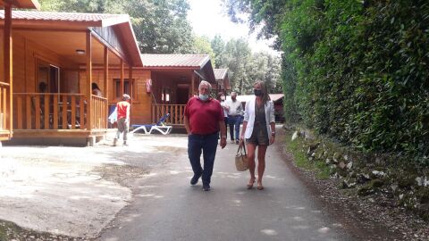 La viceconsejera durante la visita al camping Ribadesella