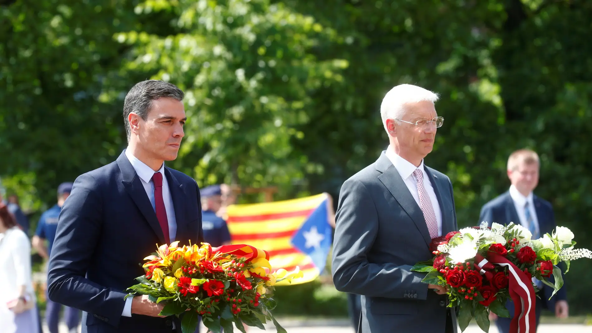 Despliegan una estelada en el homenaje de Sánchez a los caídos por la independencia letones