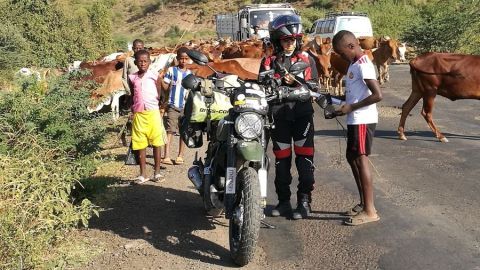 Alicia Sornosa, primera mujer de habla hispana en dar la vuelta al mundo en moto.