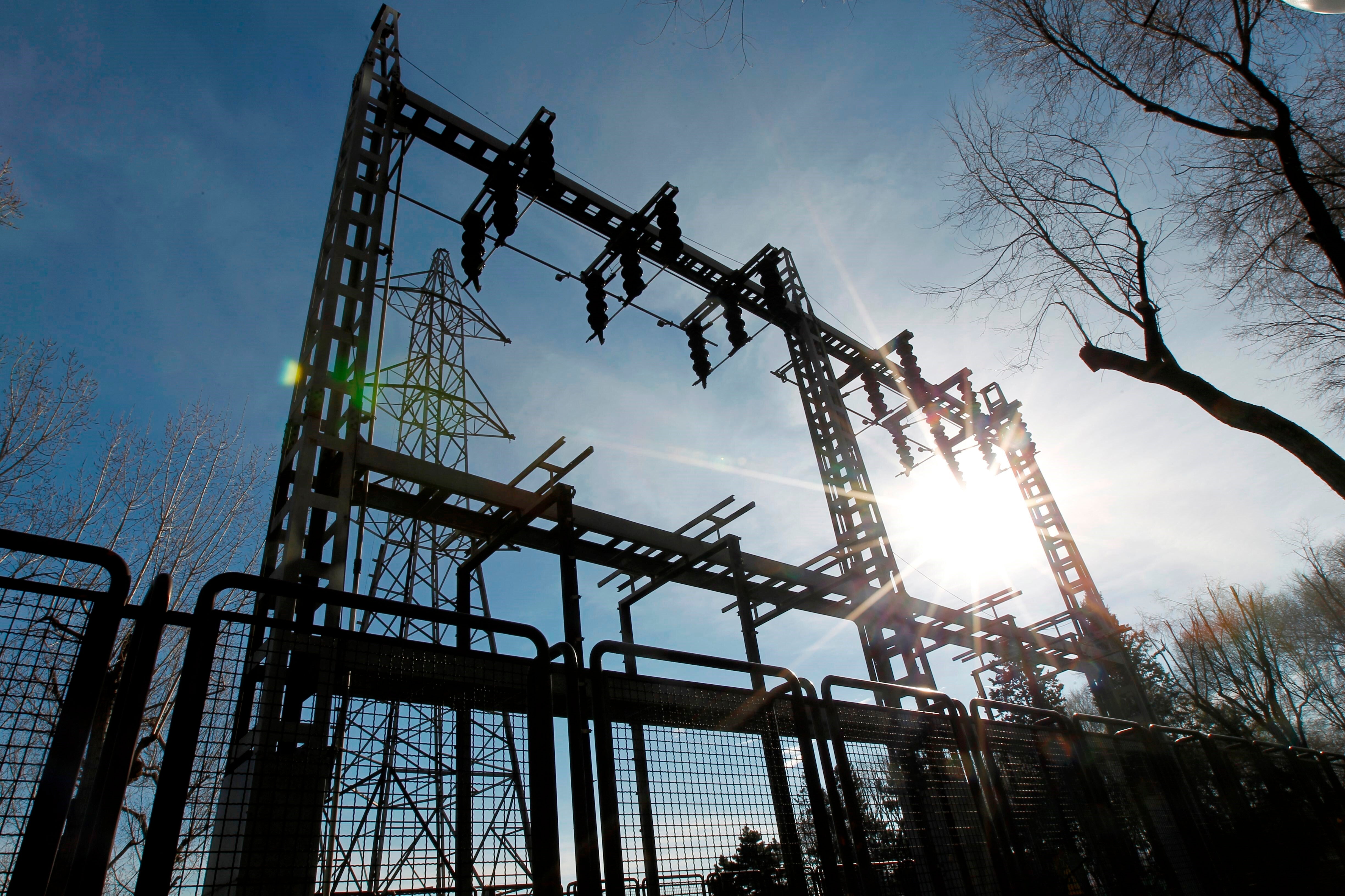 Jorge Sanz, experto eléctrico: "De la factura de la luz que pagan los consumidores, la mitad son impuestos" Jorge Sanz, experto eléctrico: "De la factura de la luz que pagan los consumidores, la mitad son impuestos"