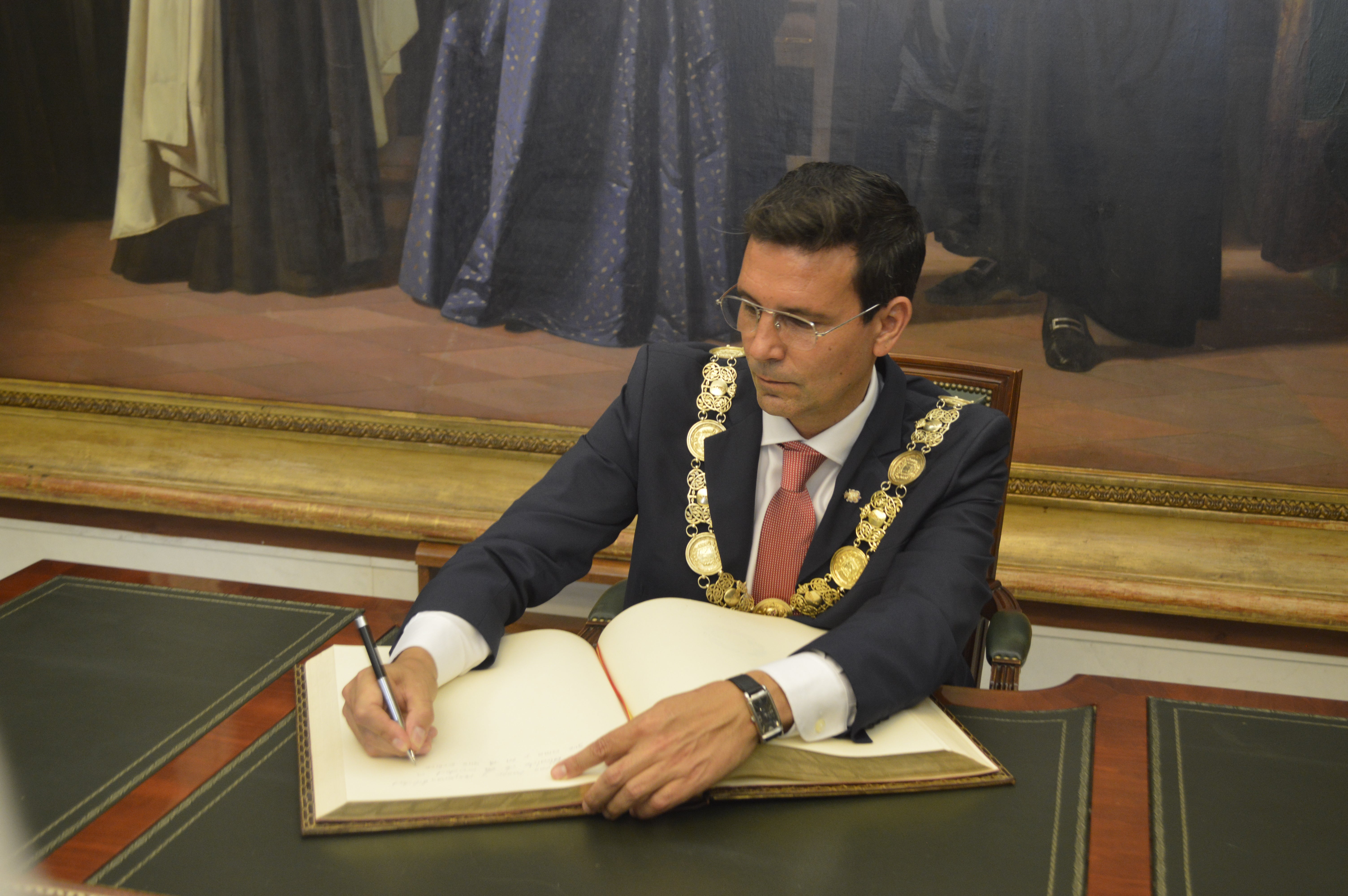 El socialista Francisco Cuenca, nuevo alcalde de Granada tras la crisis interna entre PP y Ciudadanos El socialista Francisco Cuenca, nuevo alcalde de Granada tras la crisis interna entre PP y Ciudadanos