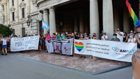 Concentraci&oacute;n en Val&egrave;ncia contra las agresiones hom&oacute;fobas