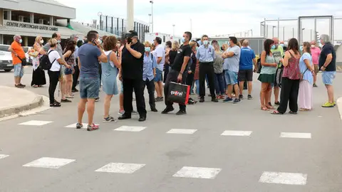 Concentració a Quatre Camins per l’agressió sexual a una treballadora. Concentració a Quatre Camins per l’agressió sexual a una treballadora.