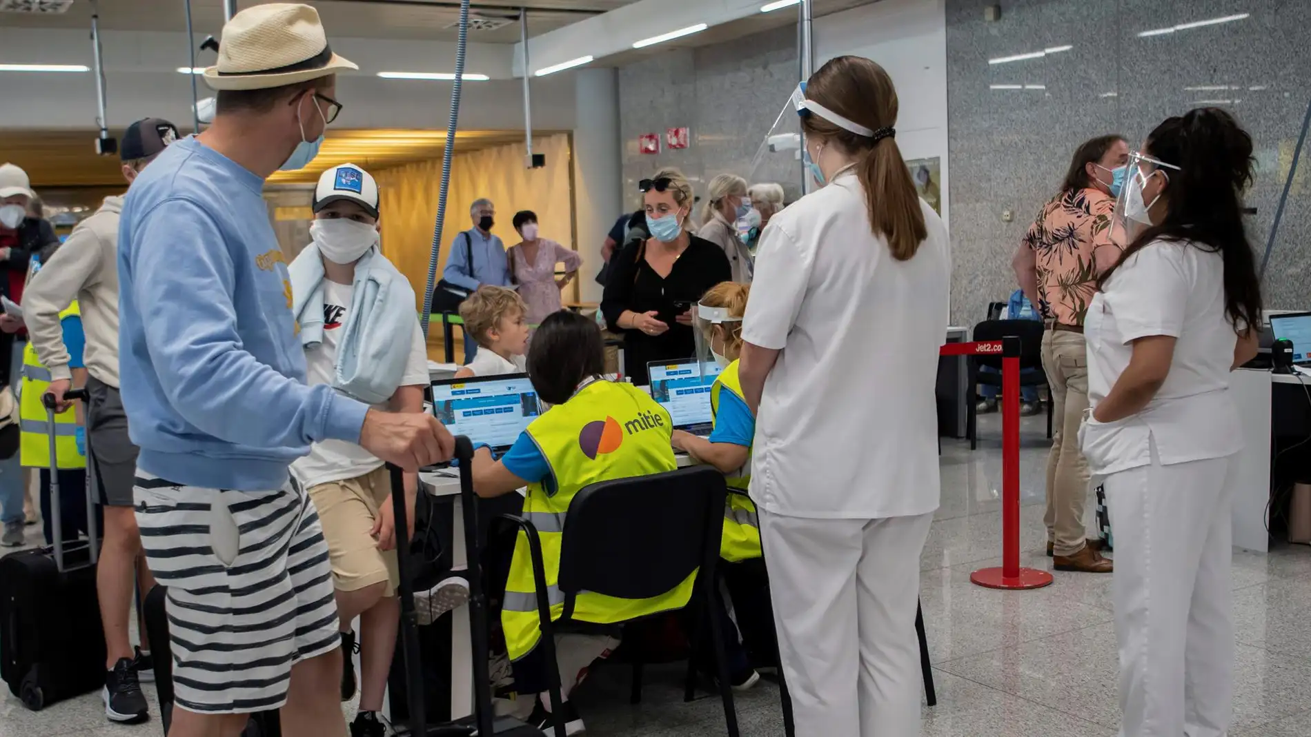 Turistas en el aeropuerto Turistas en el aeropuerto
