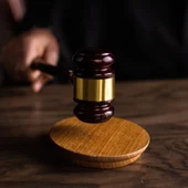 La justicia de Barcelona falla a favor de la vacunación contra la Covid-19 de dos menores pese a la negativa del padre La justicia de Barcelona falla a favor de la vacunación contra la Covid-19 de dos menores pese a la negativa del padre