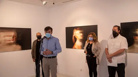 Xenoficción, una reflexión sobre la identidad del ser humano, en la Sala El Brocense Xenoficción, una reflexión sobre la identidad del ser humano, en la Sala El Brocense