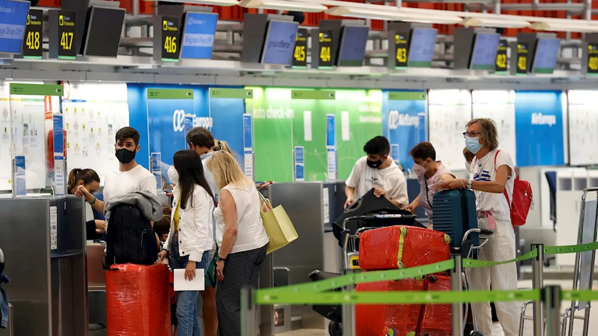 Pasajeros en el aeropuerto de Madrid Adolfo Suárez Barajas