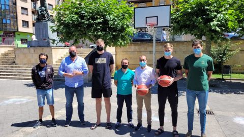 Jos&eacute; Antonio Men&eacute;ndez, t&eacute;cnico municipal de Deportes; H&eacute;ctor Gal&aacute;n, director general del Liberbank Oviedo Baloncesto; Simon Birgander, pivot del Juventud de Badalona ACB; Guillermo Pascual, representante de jugadores; Jos&eacute; V&iacute;ctor Rodr&iacute;guez, alcalde de Cangas del Narcea; Mads Bonde, escolta en el &Aacute;vila Leb Plata y Pedro Garc&iacute;a jugador del Zentro Basket Madrid Leb Plata.