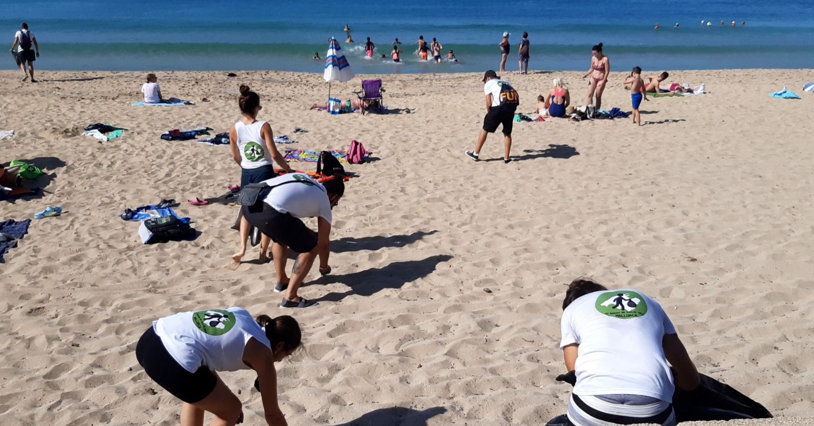 Palma impulsa una campaña de limpieza de playas tras la verbena de Sant Joan Palma impulsa una campaña de limpieza de playas tras la verbena de Sant Joan