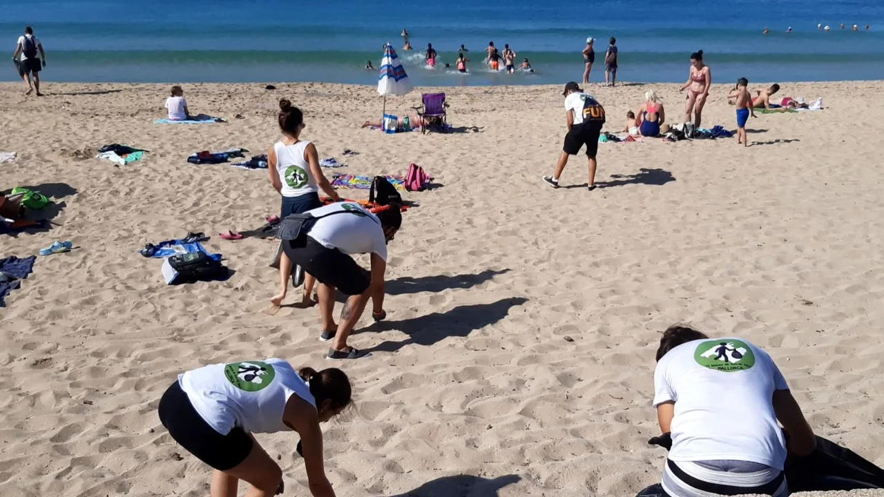 Gran éxito de la recogida de basura en la Playa de Can Pere Antoni con Europa FM y el Ayuntamiento de Palma