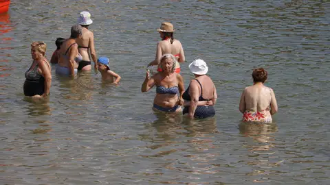 Un grup de persones banyant-se a la platja en plena onada de calor al 2018. Un grup de persones banyant-se a la platja en plena onada de calor al 2018.