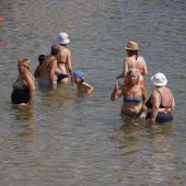 Un grup de persones banyant-se a la platja en plena onada de  calor al 2018.